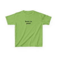 Born To Pout Brat Baby Tee — vista laterale