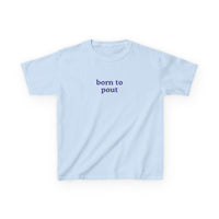 Born To Pout Brat Baby Tee — dettaglio della stampa
