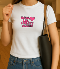 Boys Lie, I Craft Alibis Graphic Baby Tee — dettaglio del tessuto