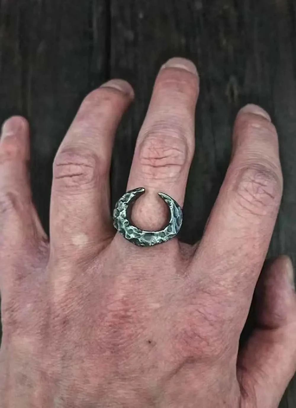 Calvarium Moon Ring — vista frontale
