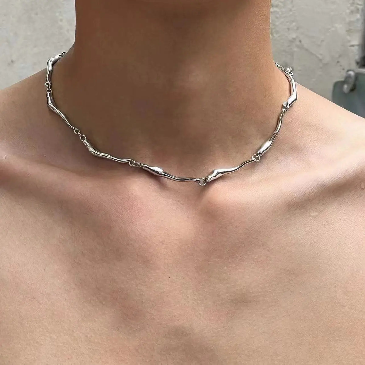 Connected Bones Metal Necklace — vista posteriore