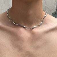 Connected Bones Metal Necklace — vista posteriore