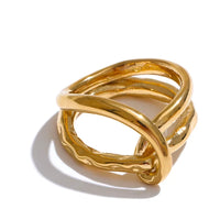 Dainty Aesthetic Twisted Chic Ring — vista posteriore