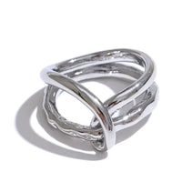 Dainty Aesthetic Twisted Chic Ring — vista frontale