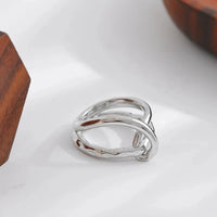 Dainty Aesthetic Twisted Chic Ring — dettaglio