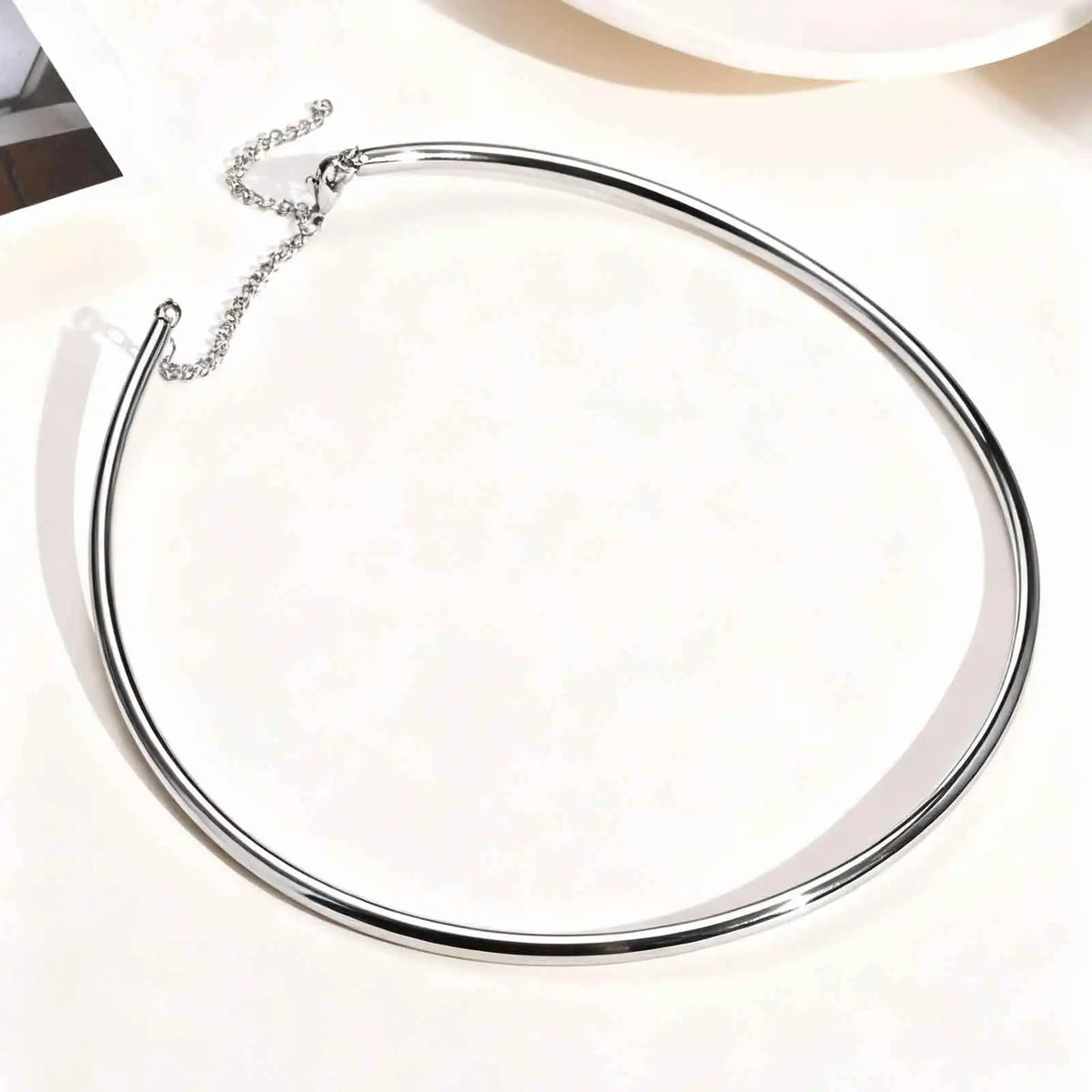 Dainty Y2K Solid Choker Necklace — vista laterale