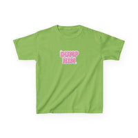 Dump Him Graphic Baby Tee — vista laterale
