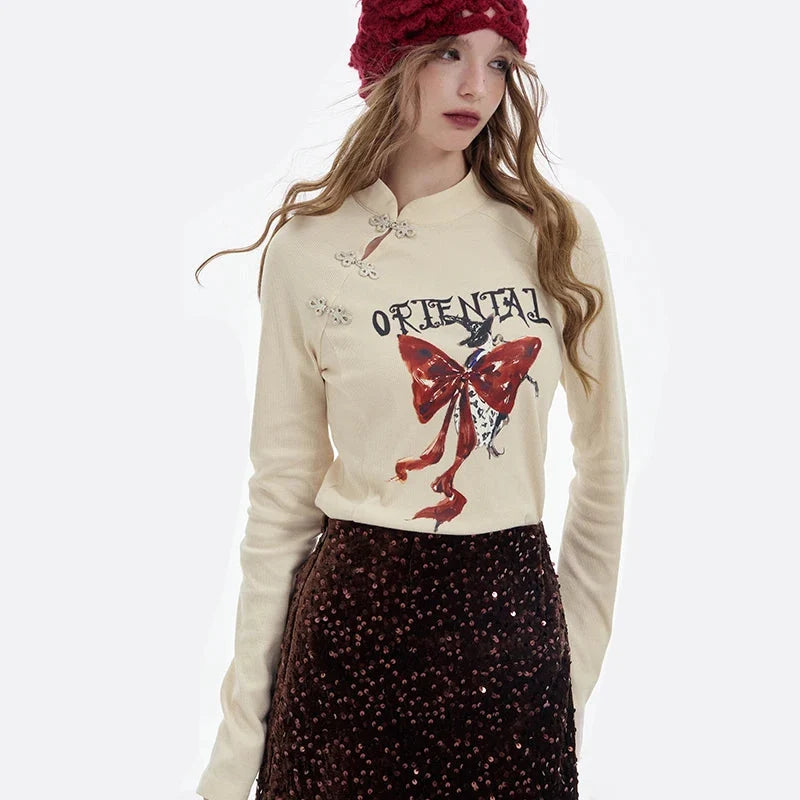 Irregular Button Collar Bow Graphic Long Sleeve Top — dettaglio della stampa