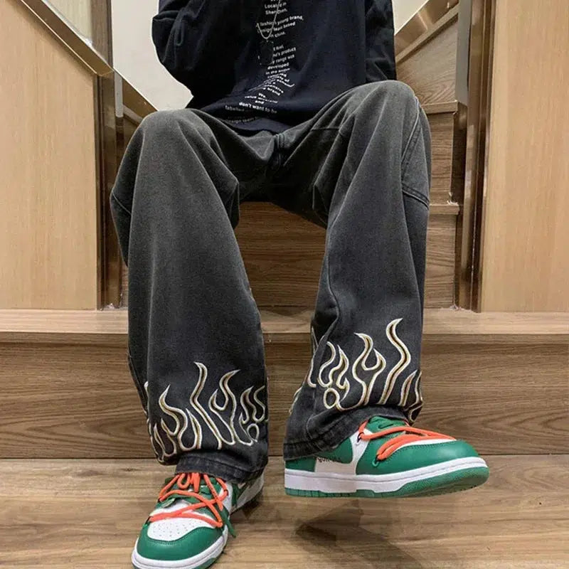 Embroidered Flame Logo Baggy Y2K Jeans — dettaglio della stampa