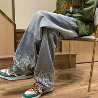 Embroidered Flame Logo Baggy Y2K Jeans — vista laterale