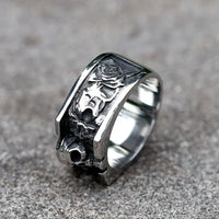 Encased Skull Ring — dettaglio