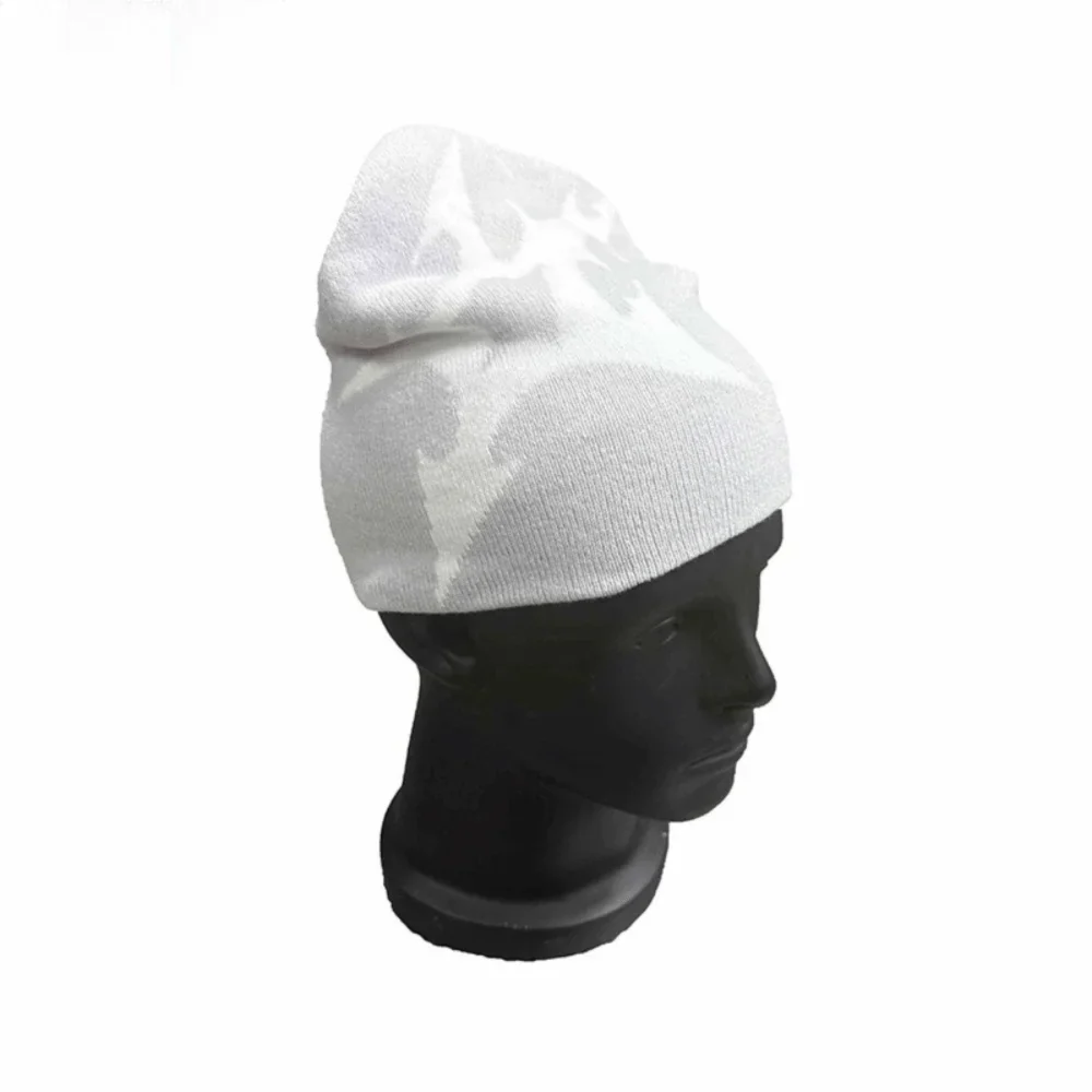 Gothic Y2K Shuriken Graphic Beanie — vista frontale