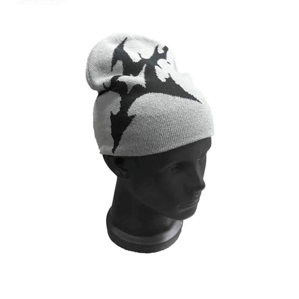 Gothic Y2K Shuriken Graphic Beanie — vista posteriore