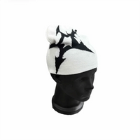 Gothic Y2K Shuriken Graphic Beanie — dettaglio