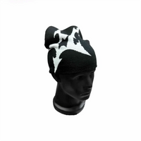 Gothic Y2K Shuriken Graphic Beanie — vista laterale