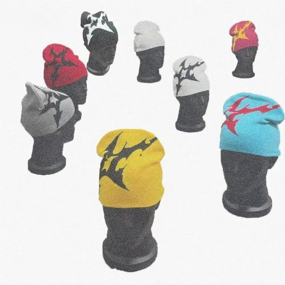 Gothic Y2K Shuriken Graphic Beanie — in alternativa