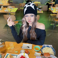 Gothic Y2K Shuriken Graphic Beanie — vista completa