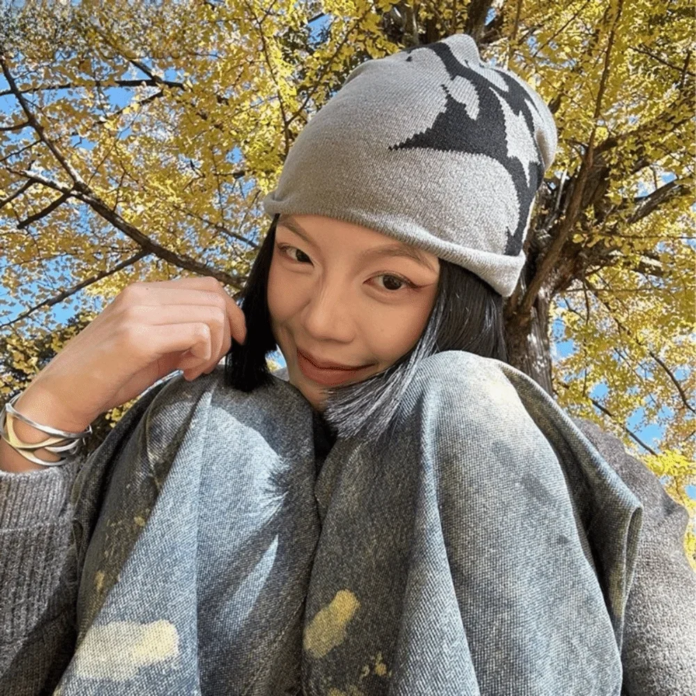 Gothic Y2K Shuriken Graphic Beanie — vista frontale