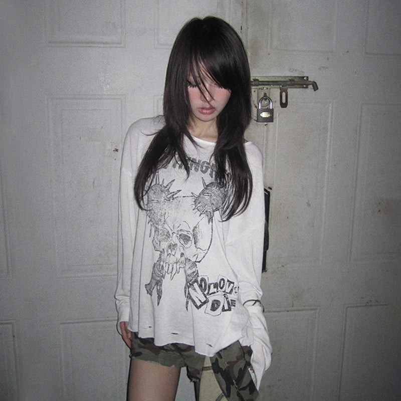Grunge Y2K Skull Graphic Long Sleeve Top — vista frontale