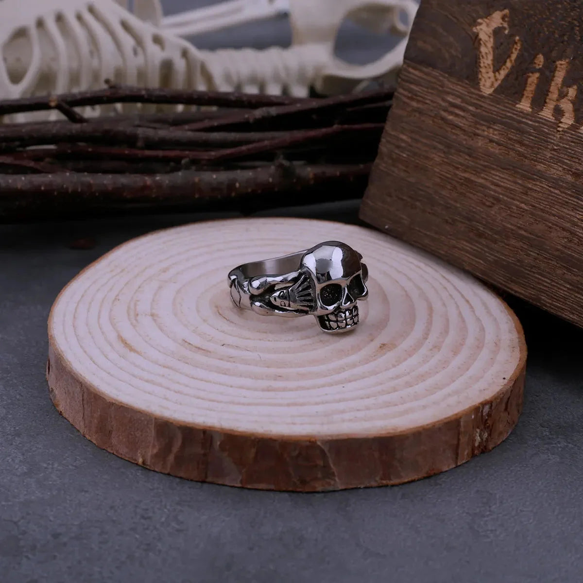Hand Holding Skull Ring — dettaglio