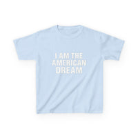 I Am The American Dream Graphic Baby Tee — dettaglio della stampa