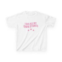 I Do All My Own Stunts Graphic Baby Tee — dettaglio