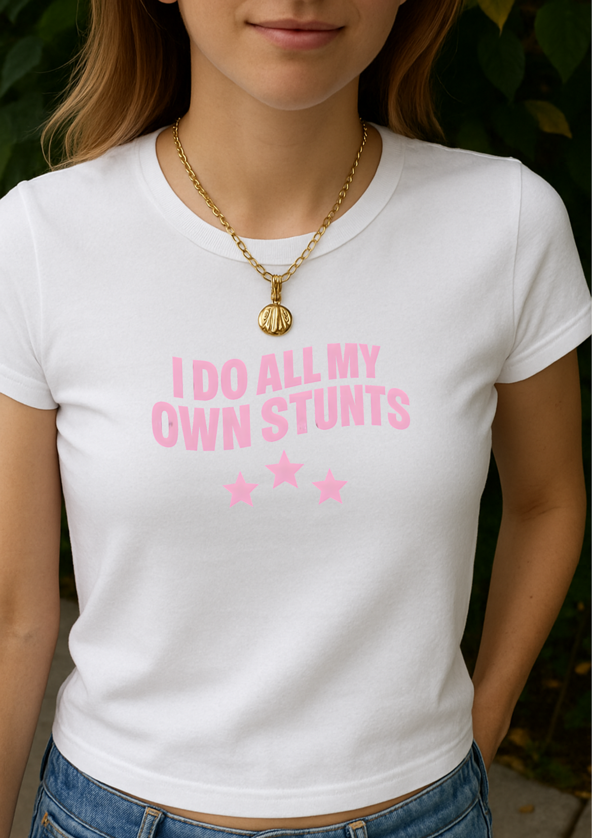 I Do All My Own Stunts Graphic Baby Tee — dettaglio del tessuto