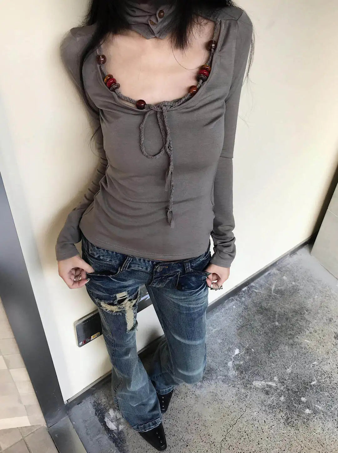 Japanese Y2K Distressed Cross Skinny Flared Jeans — dettaglio del tessuto