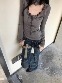 Japanese Y2K Distressed Cross Skinny Flared Jeans — vista completa