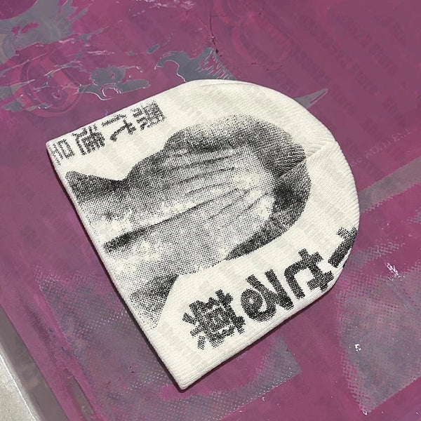 Japanese Y2K Graphic Beanie — vista frontale