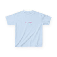 Just A Girl x Brat Baby Tee — dettaglio della stampa