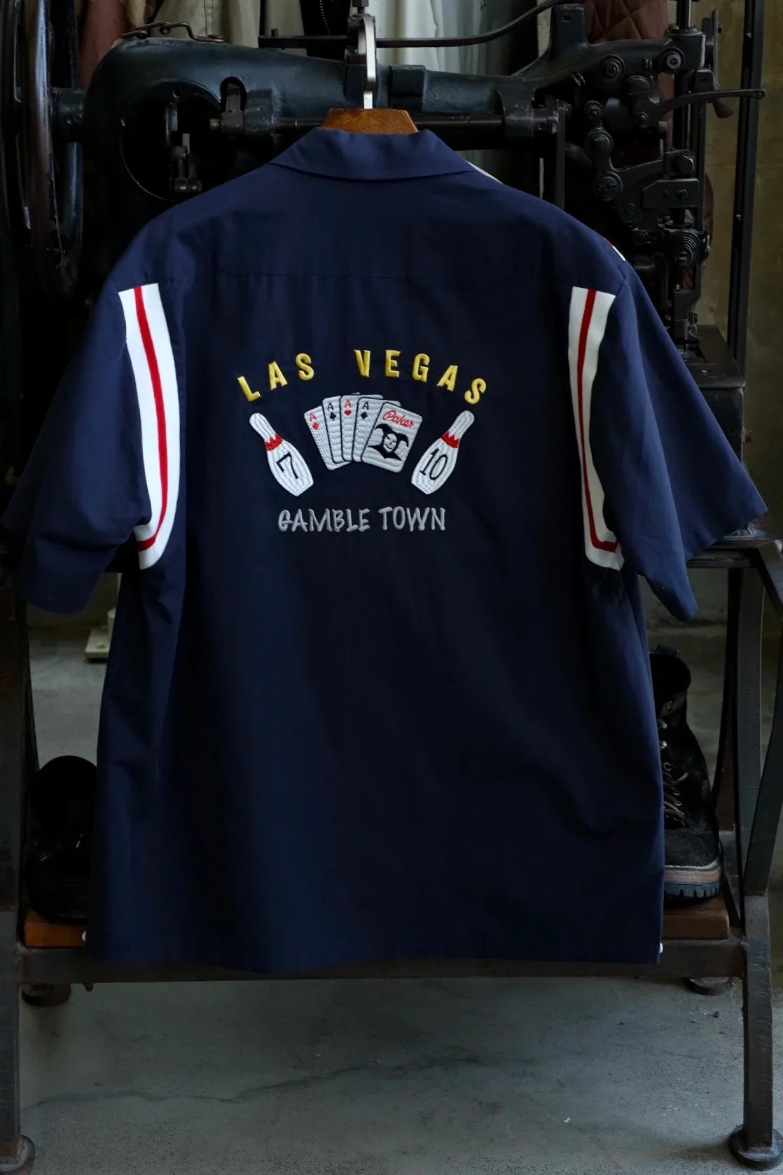 Las Vegas Embroidered Y2K Bowling Work Shirt — vista laterale