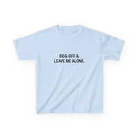 Leave Me Alone Graphic Baby Tee — dettaglio della stampa