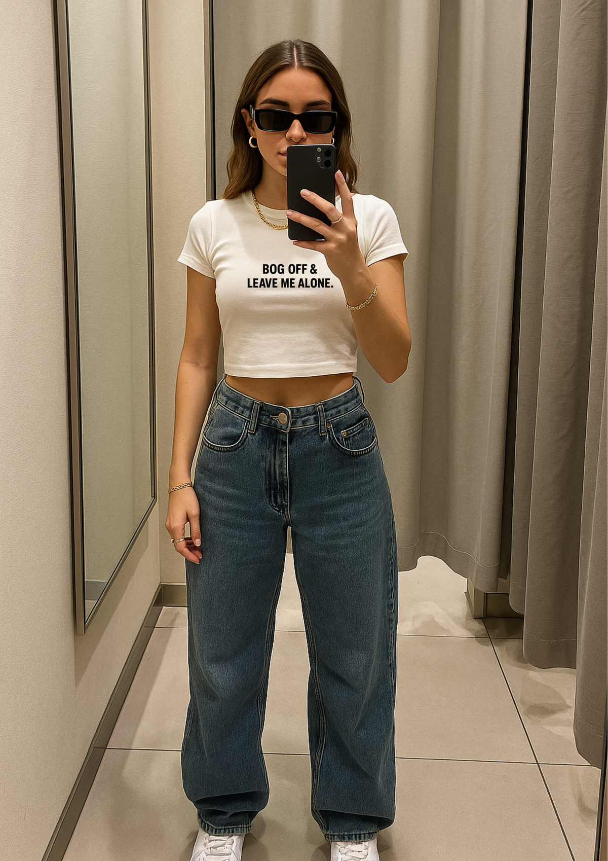 Leave Me Alone Graphic Baby Tee — dettaglio del tessuto