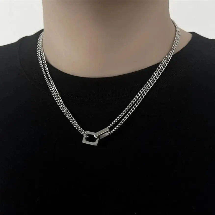 Locked Links Pendant Necklace — vista frontale