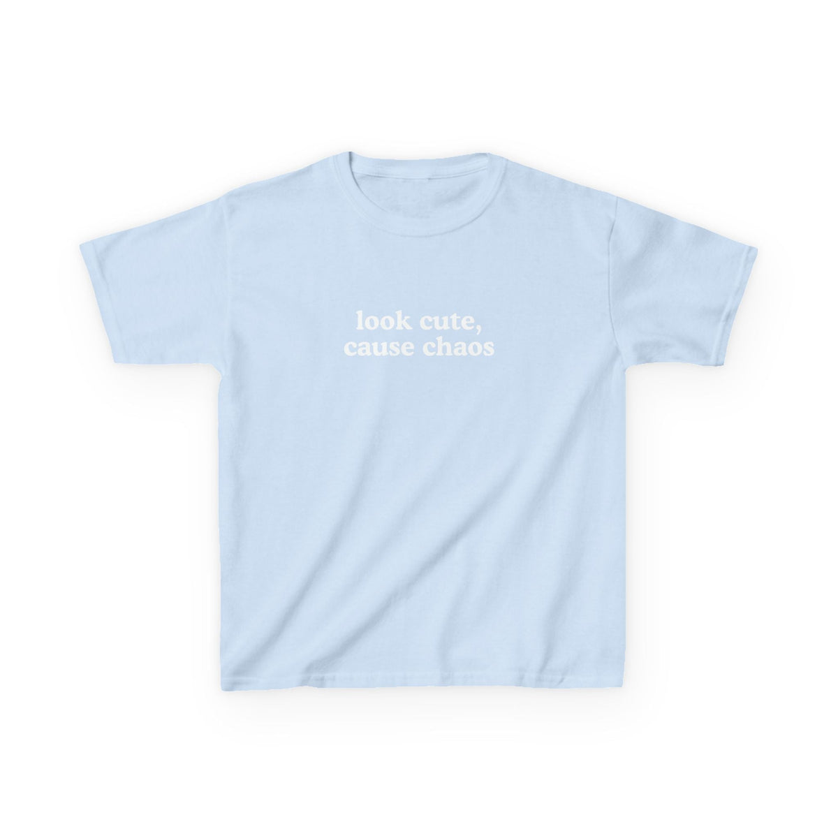Look Cute Cause Chaos Brat Baby Tee — dettaglio della stampa