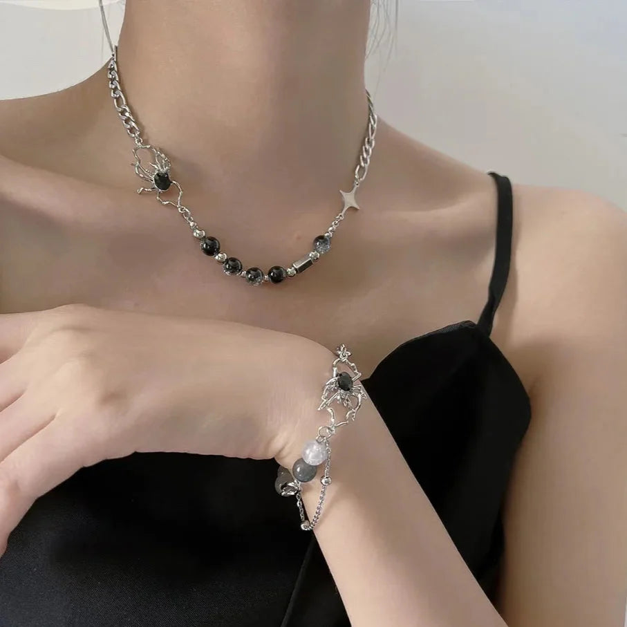 Matching Spider Necklace and Band — vista laterale