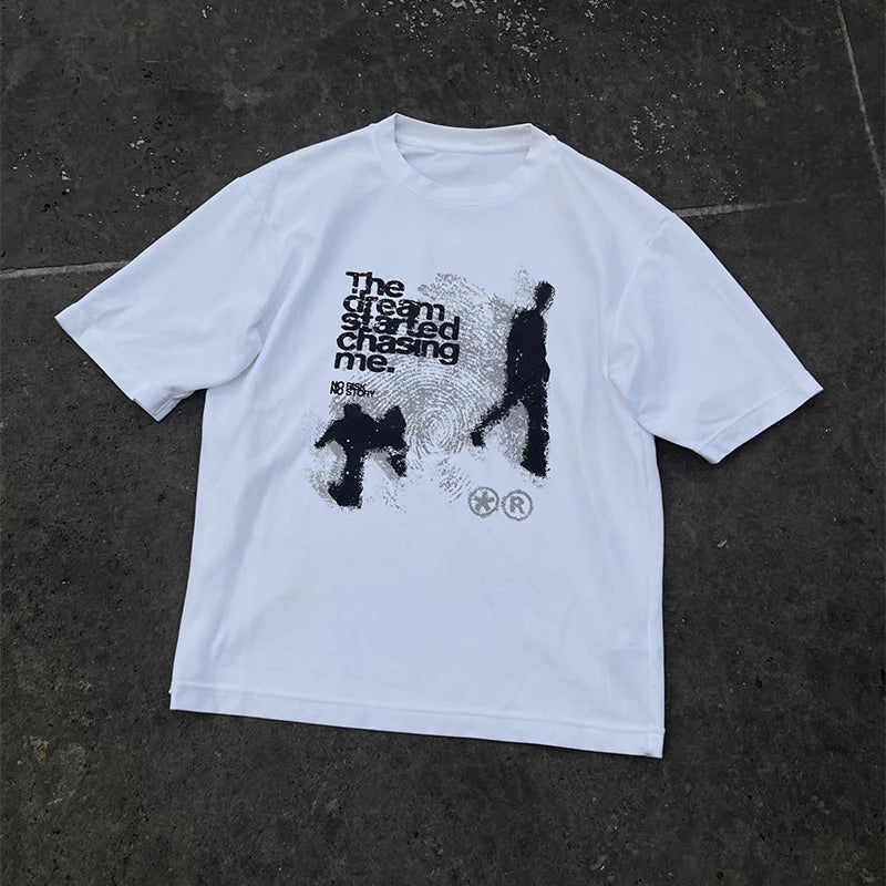 Mens Y2K "The Dream Is Chasing Me" Graphic T Shirt — dettaglio della stampa