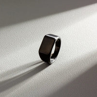 Plain Slim Rectangle Signet Ring — vista laterale
