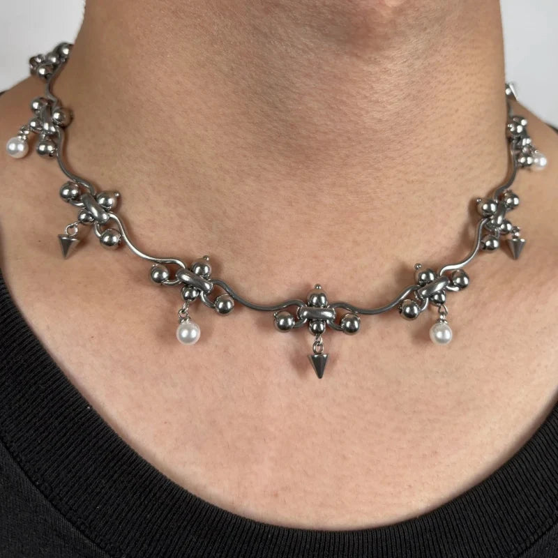Punk Y2K Chandelier Pearl Metal Rivet Necklace — vista frontale