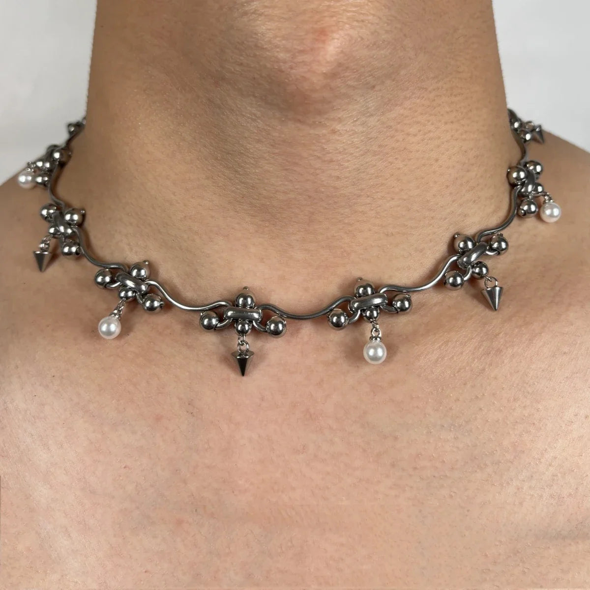 Punk Y2K Chandelier Pearl Metal Rivet Necklace — vista posteriore