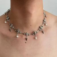 Punk Y2K Chandelier Pearl Metal Rivet Necklace — dettaglio della stampa