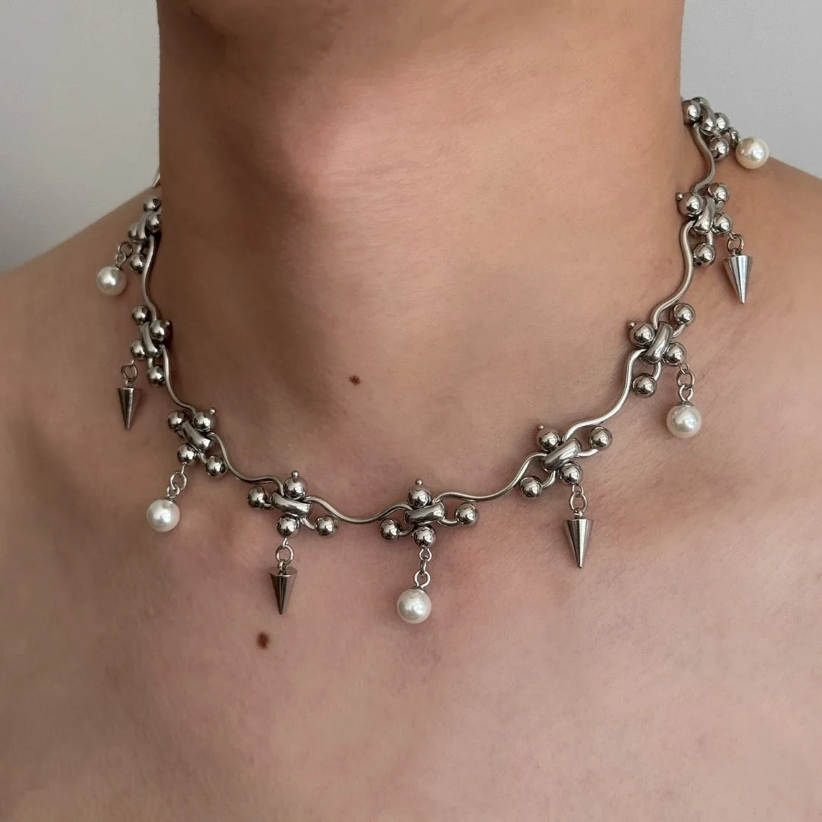 Punk Y2K Chandelier Pearl Metal Rivet Necklace — in alternativa