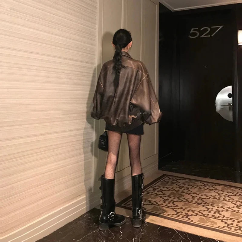 Retro Y2K Oversized Distressed Brown Faux Leather Jacket — dettaglio della stampa