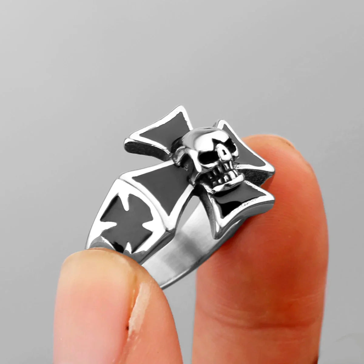 Steel Soldier Cross Ring — dettaglio