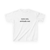Suns Out, Attitude Out Brat Baby Tee — vista posteriore