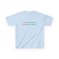 Sweet In The Streets Picante In The Sheets Baby Tee — dettaglio