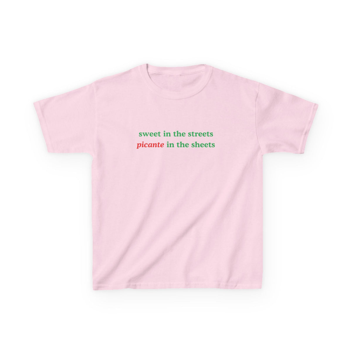 Sweet In The Streets Picante In The Sheets Baby Tee — dettaglio della stampa