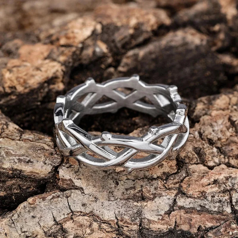 Thorn Vine Aesthetic Ring — vista posteriore