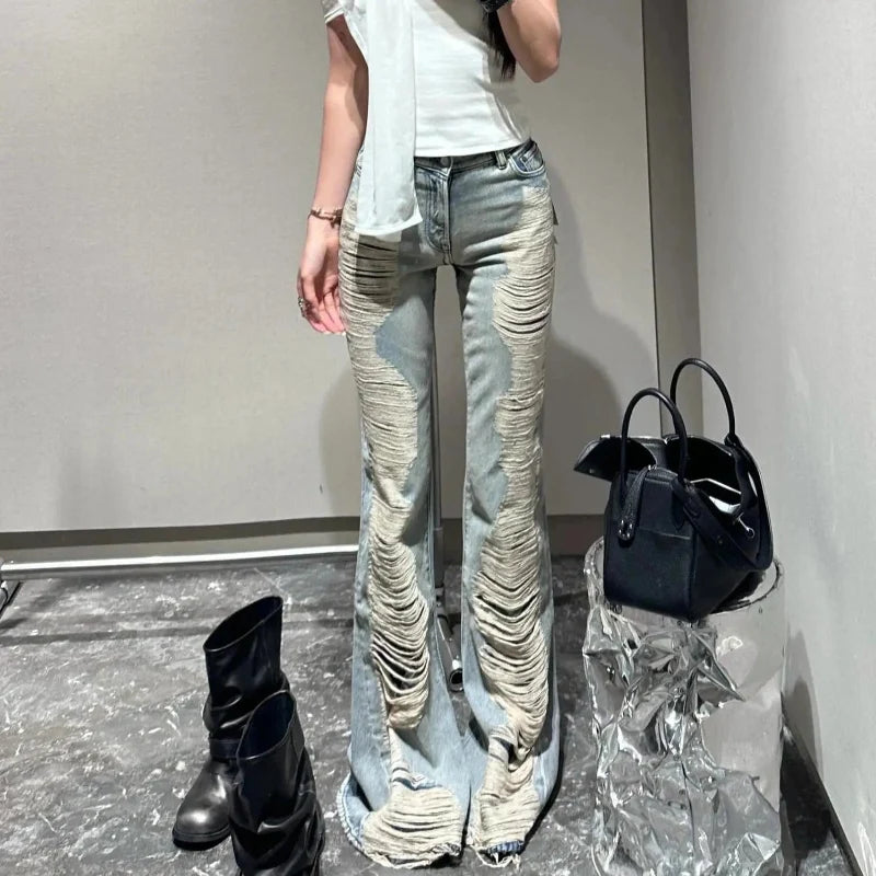 Ultra Distressed Y2K Skinny Flare Low Waisted Jeans — vista frontale